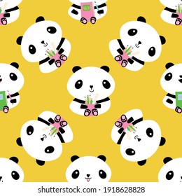 Cute Kawaii vector panda fondo de patrón sin fisuras. Sentando osos de dibujos animados sosteniendo portalápiz y cuadernos sobre fondo amarillo. Diseño de carácter divertido. Repita para regresar a la escuela, concepto de educación.