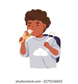 Un chico lindo comiendo helado. Feliz niño lamiendo helado, dulce y frío postre de verano en el cono de gofre. Niño negro sonriendo, disfrutando de deliciosa comida. Ilustración vectorial plana aislada en fondo blanco