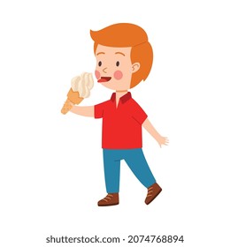 Un niño lindo lame helado de vainilla en el cono de waffle, ilustración vectorial plana aislada en fondo blanco. Caricatura de niño con postre dulce. Concepto de infancia feliz.