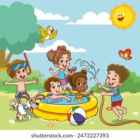 Nette Kinder, die Spaß im Schwimmbad im Sommercamp haben. Kinder haben Spaß im Garten. Kinder spielen im Schwimmbad im Freien. Sommer-Camp-Aktivitäten mit Wasserspritzer. Sommer-Hintergrund.