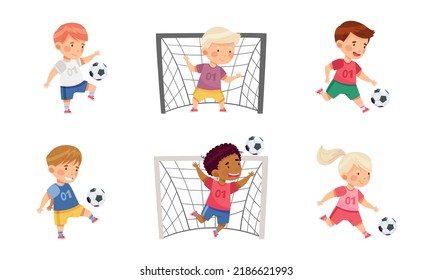 Niños guapos jugando al fútbol. Niños pateando la pelota, porteros parados en la ilustración vectorial de la puerta