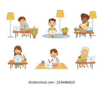 Kinder mit Laptop-Computern für Online-Schulungen zu Hause streichen. Online-Lernen, Fernunterricht, Fernunterricht oder Videoanruf-Cartoon, Vektorgrafik