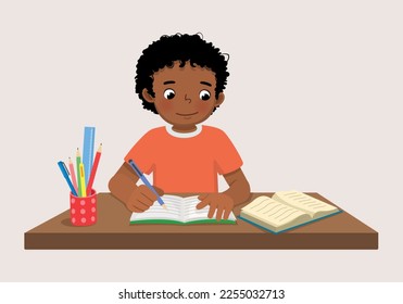 Un niño africano lindo sentado en el escritorio estudiando escribir en un cuaderno haciendo sus deberes en casa