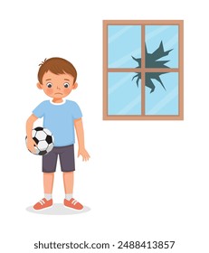 Lindo niño pequeño rompió el vidrio de la ventana con la bola sintiéndose culpable