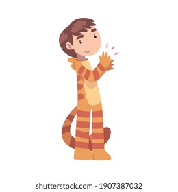 Cute Little Boy klatscht seine Hände, glückliches Kind trägt Tiger Kostüm Jumpsuit, das Freude, Wertschätzung, liebliche Cartoon Stil Vektorgrafik