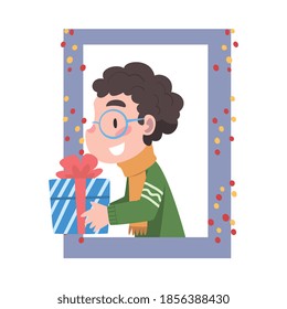 Pequeño niño lindo mirando por la ventana, niño dando o recibiendo regalo de Navidad, navidad y año nuevo, feliz vacaciones de invierno Concepto Vector Ilustración