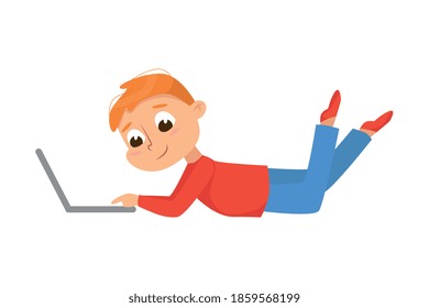 Pequeño chico lindo en el suelo en su estómago usando computadora portátil, educación en línea o cursos, imagen vectorial con estilo de caricatura de programador infantil