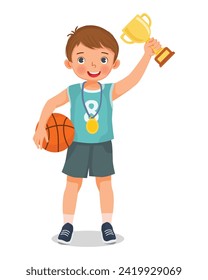 Pequeño chico lindo con medalla sosteniendo la copa de oro ganando un partido de baloncesto