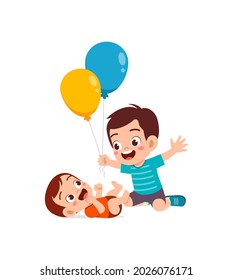 lindo niño pequeño jugar globo con bebé hermano