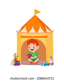 niño lindo jugando dentro de una pequeña tienda