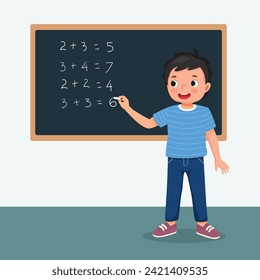 Cute kleine Junge Schüler schreiben auf Blackboard-Mathematik-Gleichung vor der Klasse mit Kreide schreiben auf Schwarpappe mit Kreide