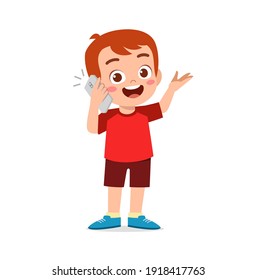 charla de niñito lindo con teléfono móvil