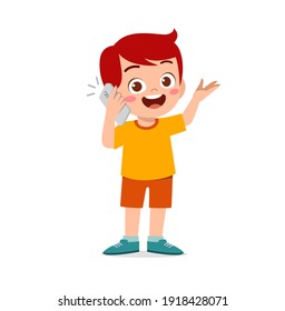 charla de niñito lindo con teléfono móvil