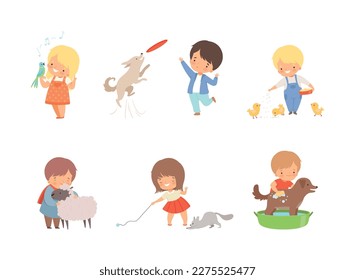 Pequeños y pequeños niños que cuidan de los animales. Niñas alimentándose, jugando, lavando perro, loro, pollo, oveja, gatito ilustración vectorial