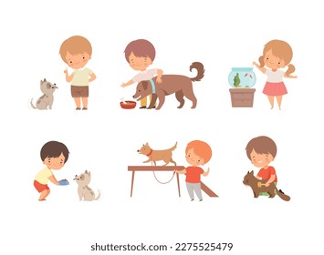 Pequeños y pequeños niños que cuidan de los animales. Dibujo vectorial de dibujos animados de niños que alimentan a gatos, perros y peces