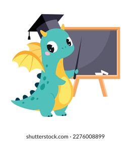 Pequeño dragón lindo con alas en sombrero de graduación con puntero en ilustración de vectores de enseñanza de Chalkboard