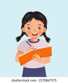 Cute kleine Mädchenschüler, die Stift und Notizbuch halten, Notiz