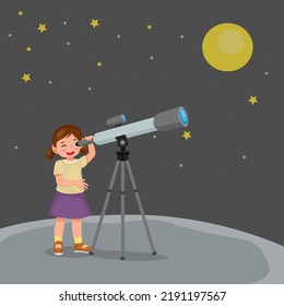 linda niñita con telescopio mirando a las estrellas y galaxias por la noche