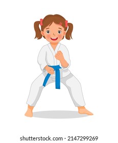 süßes kleines Karate-Kind-Mädchen mit blauem Gürtel, das Handverteidigungstechniken zeigt, stellt sich in der Kampfkunstausbildung