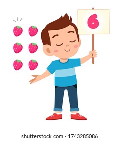 niedlicher kleiner Junge studiert Mathematikzahl Frucht