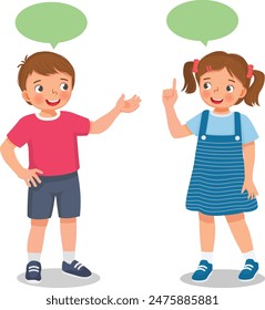 Niños pequeños lindos niño y niña hablando teniendo conversación entre sí con la burbuja del habla