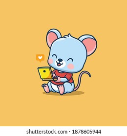 Pequeño ratón lindo usando laptop.