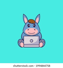 Llama linda con un portátil. El concepto de caricatura animal aislado. Puede usarse para camisetas, tarjetas de felicitación, tarjetas de invitación o mascota.