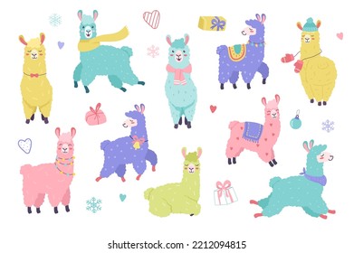 Llamas cortas en Navidad ambientadas con elementos de dibujos animados de diseño plano. Un conjunto de alegres y coloridos lamas con bufandas, sombreros, campanas, regalos, copos de nieve y otras pegatinas aisladas de decoración. Ilustración vectorial.