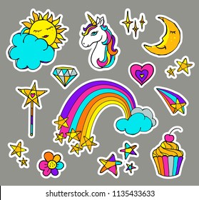 Magnífico conjunto con unicornio, torta, arco iris, sol, luna, nubes, estrellas y otros elementos. Ilustración vectorial aislada en fondo gris. Colección de pegatinas al estilo de doodle de dibujos animados para niñas