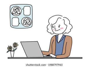 Una mujer madura y atractiva que usa una computadora conversando en línea con un cliente. Feliz anciana mujer de negocios trabajando en el escritorio, comunicándose con un compañero de trabajo a través de una plataforma en línea. Se incluyen cuadros de texto en blanco y avatares de los usuarios.