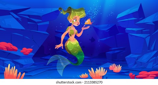 Sirenita con pequeños peces en el mundo submarino. Fantasía de dibujos animados personaje hermosa chica con cabello verde y cola de pescado nadar en el océano. Persona de cuento o mitología de hadas, ilustración vectorial