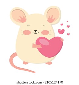 Ratón lindo sosteniendo el corazón en las manos