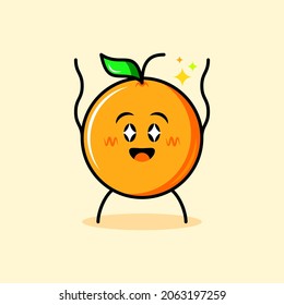 bonito personaje naranja con expresión feliz, ojos brillantes y ambas manos levantadas. caricatura, emoticono, moderno, fresco, contorno y logotipo de mascota. adecuado para logotipo, icono y signo