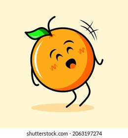 süßer orangefarbener Charakter mit fröhlichem Ausdruck, funkelnden Augen und engen Augen. Cartoon, Emoticon, modern, frisch, Umriss und Maskottchen-Logotyp. geeignet für Logo, Symbol und Zeichen