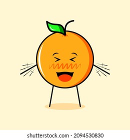 bonito personaje naranja con expresión feliz, ojos cerrados, boca abierta y ambas manos temblando. adecuado para emoticono, logotipo, mascota