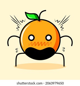 süßer orangefarbener Charakter mit Blättern, schockiertem Ausdruck und zitternden Augen. Cartoon, Emoticon, modern, frisch, Umriss und Maskottchen-Logotyp. geeignet für Logo, Symbol und Zeichen