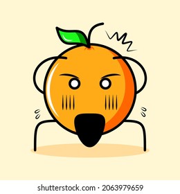 caracter naranja lindo con hoja, expresión impactante, dos manos en la cabeza y ojos abultados. caricatura, emoticono, moderno, fresco, contorno y logotipo de mascota. adecuado para logotipo, icono y signo
