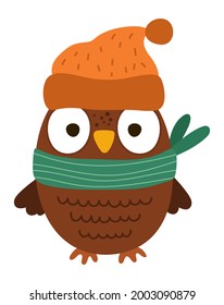 Eule in orangefarbenem Hut und grünem Schal. Vektorherbstvogel einzeln auf weißem Hintergrund. Herbstsaison Waldtier Symbol für Druck, Postkarte.  Sonnenwald oder Thanksgiving-Illustration