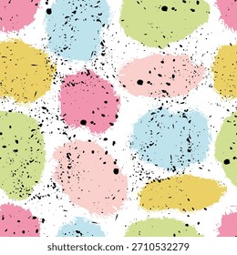 Lindo patrón pastel sin fisuras con pinceladas de acuarela dibujadas a mano de colores y salpicaduras de pintura negra sobre un fondo blanco. Diseño abstracto de moda para primavera, verano, niños o productos de moda.