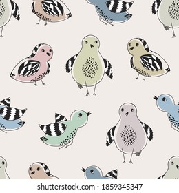 Geräumiges Muster mit bunten, handgezeichneten Doodle-Vögeln. Tender Cartoon schwarz Umriss Vogel mit Fleckenkörpern für Kinder Textilien, Print-Design, Tapete, Hintergrund, Packpapier
