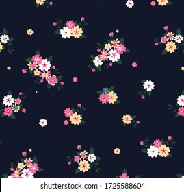 Patrón lindo en flor pequeña. Pequeñas flores de colores. Fondo blanco. Fondo floral de color marrón. La elegante plantilla para las impresiones de moda