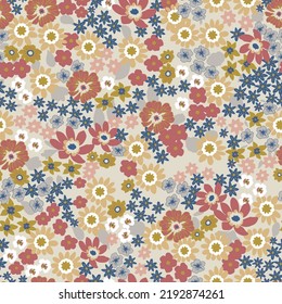 Patrón lindo en flor pequeña. Pequeñas flores de colores. fondo beige. Ditsy floral en primavera. La elegante plantilla para las impresiones de moda.
