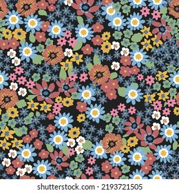 Patrón lindo en flor pequeña. Pequeñas flores de colores. fondo negro. Ditsy floral en primavera. La elegante plantilla para las impresiones de moda.