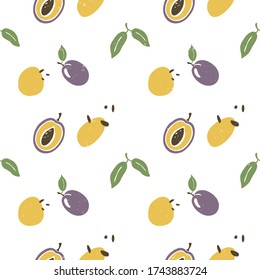 Patrón transparente de ciruela. Ciruela madura, lóbulos de ciruela y semillas sobre fondo blanco. Vector shabby ilustración dibujada a mano