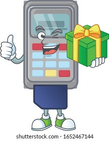 Carácter de máquina de POS recortado que contiene una caja de regalo