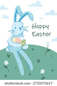 Una postal linda con el conejo azul de la Pascua de la felpa con un manojo de huevos en sus patas en un prado con las flores, Pascua feliz