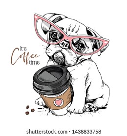 Un cachorro de pug en un vaso rosa con una taza de café de plástico. Es hora de café - cita con letras. Tarjeta de humor, composición en pantalones, impresión a mano. Ilustración vectorial.