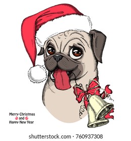 Pug en un sombrero rojo de Papá Noel con campanas de Navidad. Feliz Navidad y Feliz Año Nuevo - texto