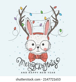 Cara de conejo con cuernos de ciervo, guirnalda de navidad, corbata de arco. Tarjeta de Navidad. Año Nuevo. Saludos de temporada