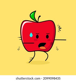 lindo personaje de manzana roja con expresión de miedo y fuga. verde y rojo. adecuado para emoticono, logotipo, mascota o etiqueta adhesiva